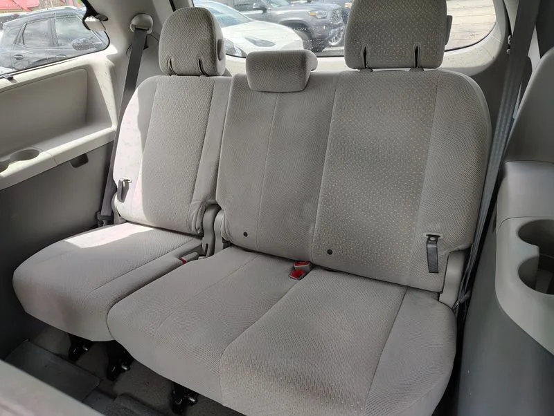 Used 2014 Silver Toyota LE image 10