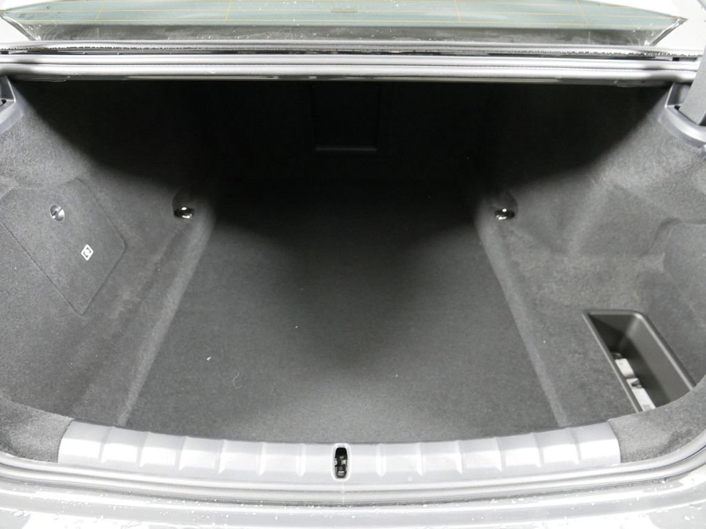 2025 BMW 7 Series 750e - Photo 25