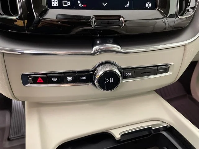 Certified Used 2025 Crystal White Volvo Core image 32