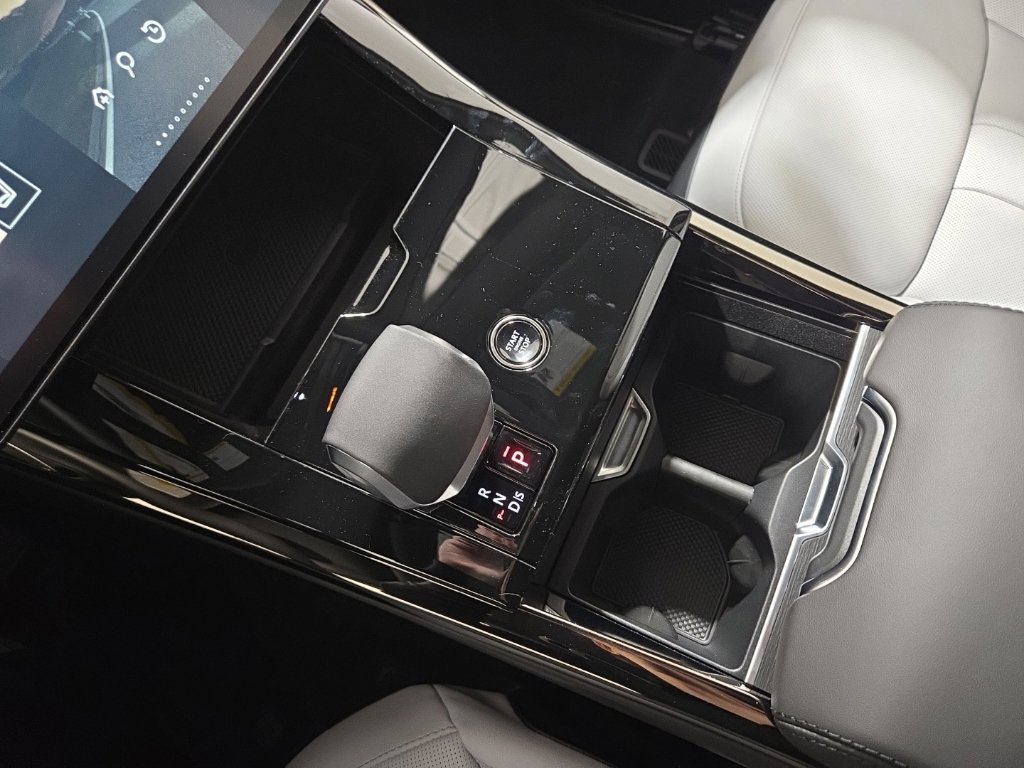 New 2027 Santorini Black Land Rover Dynamic SE image 18