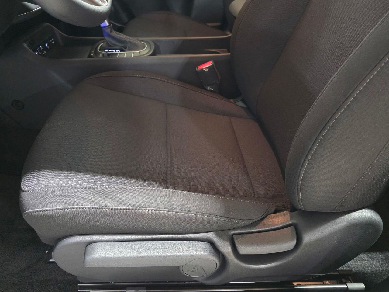 New 2027 C5g Hyundai SE FWD image 23