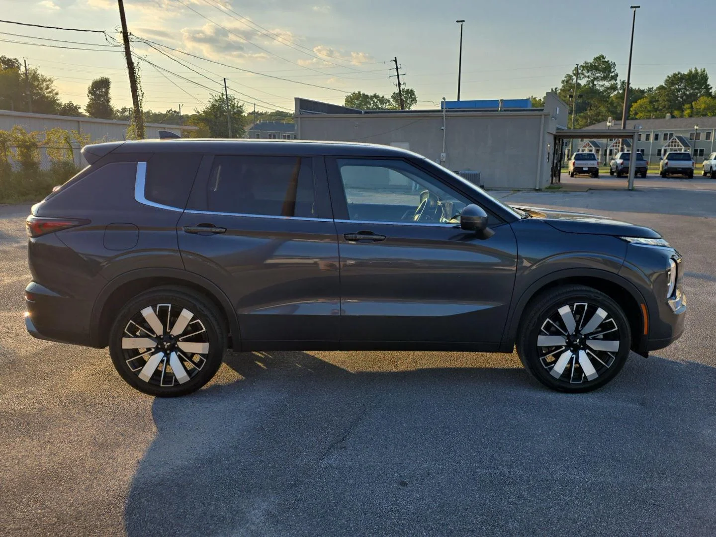 Used 2025  Mitsubishi SE image 2