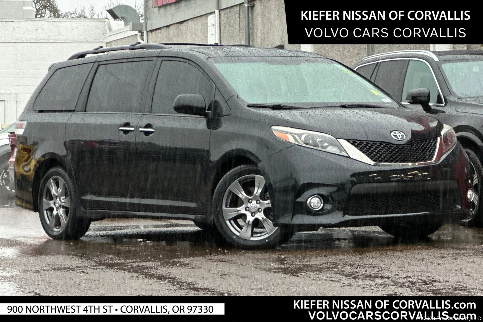 2017 Toyota Sienna SE Premium V6 8-Passenger's photo