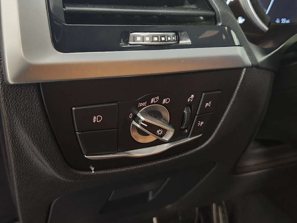Used 2019 Black BMW xDrive30i image 23