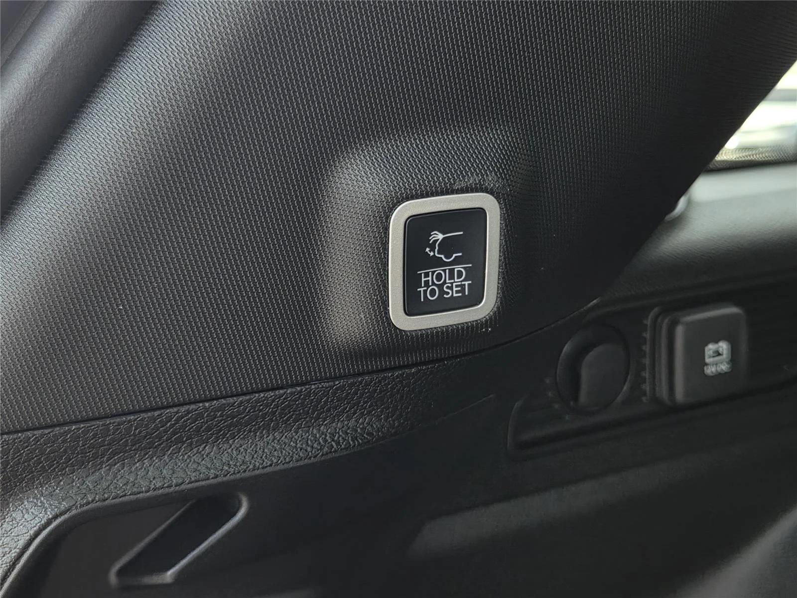 Used 2025 Velvet Red Pearlcoat Jeep Limited image 30