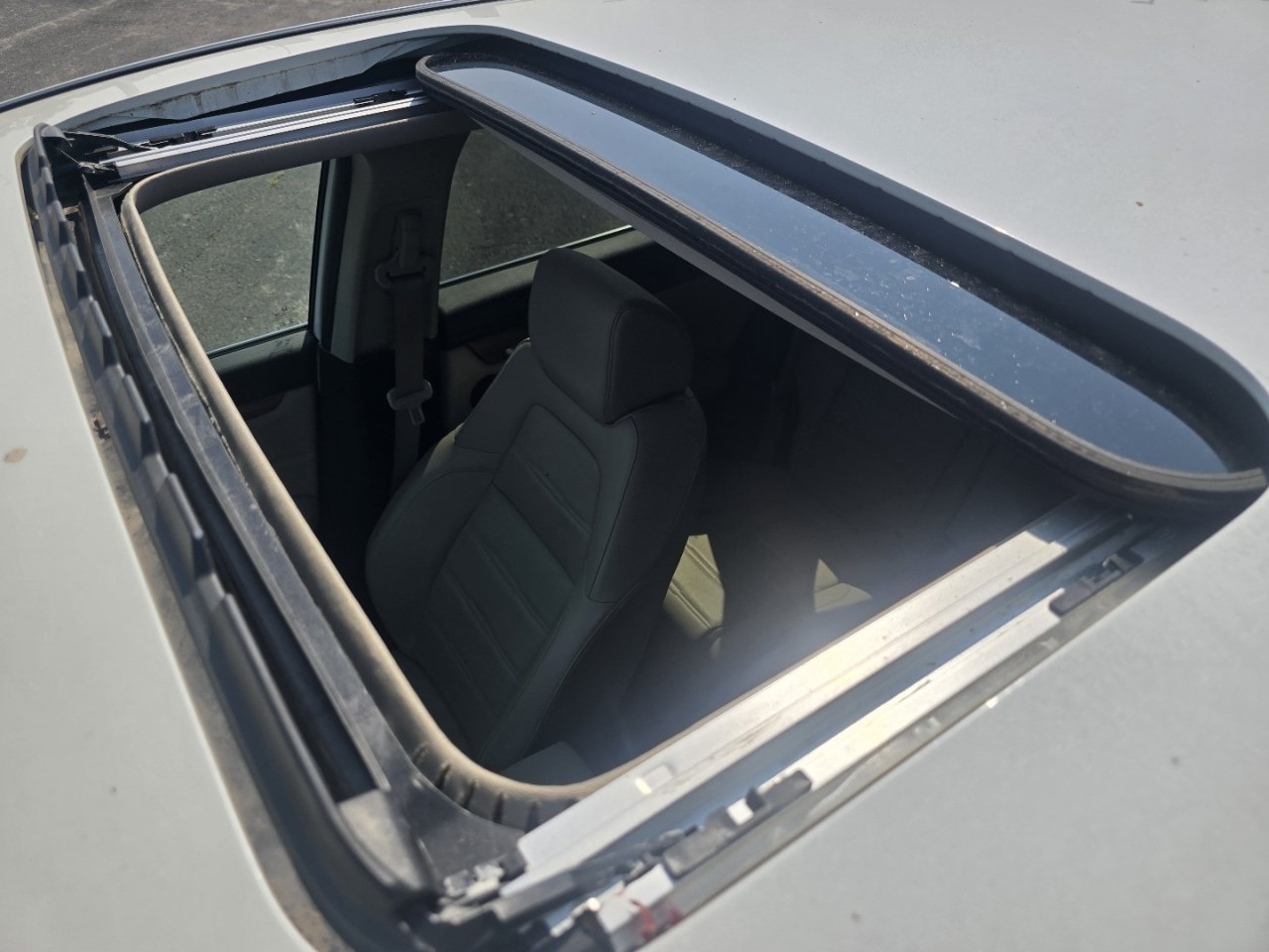 Used 2017 White Honda EX-L image 3