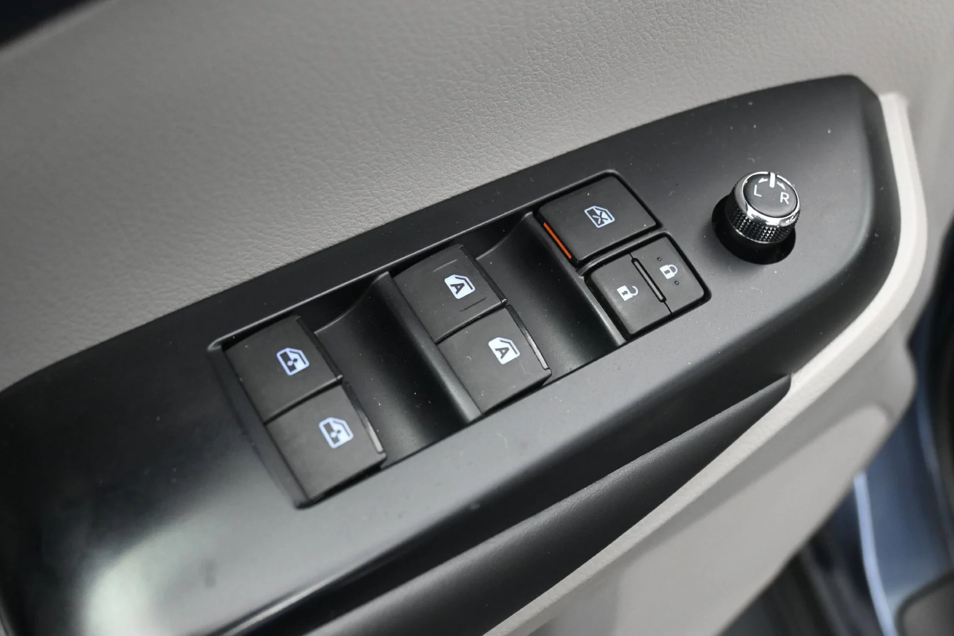 Used 2019  Toyota SE image 18
