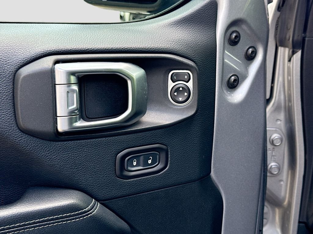 Used 2018 Silver Jeep Unlimited Sahara image 20