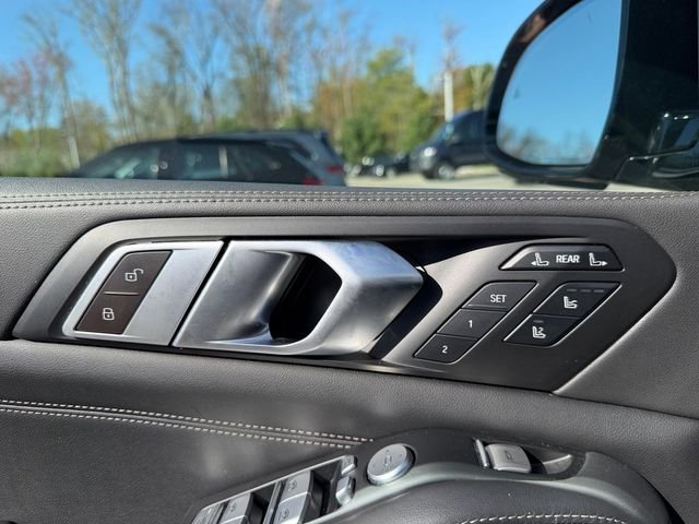 Used 2024 White BMW M60i image 30