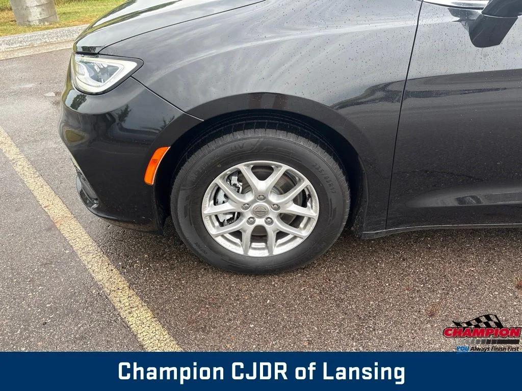 Used 2022 Black Chrysler Touring L image 33
