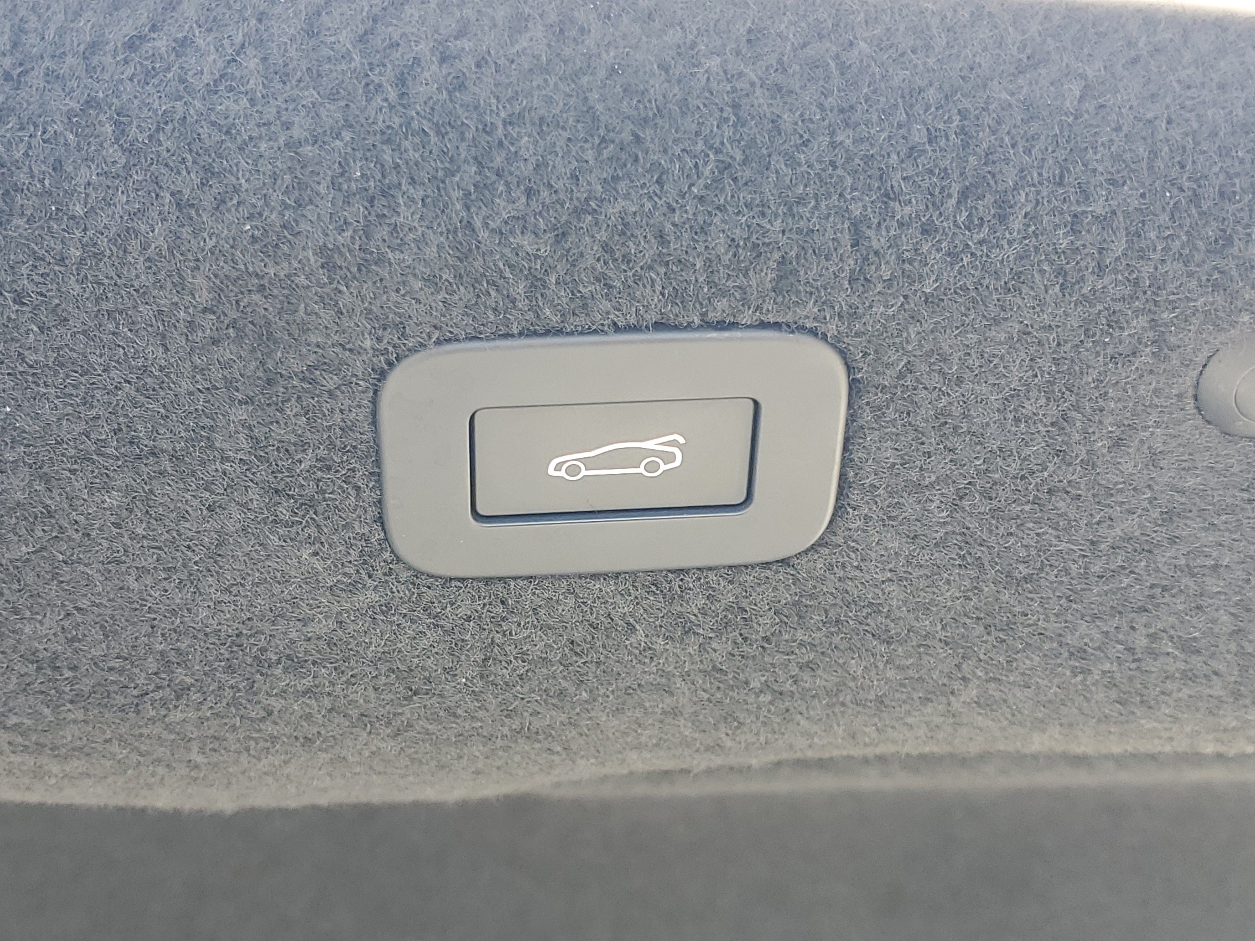 Used 2024  Jaguar R-Dynamic SE image 11