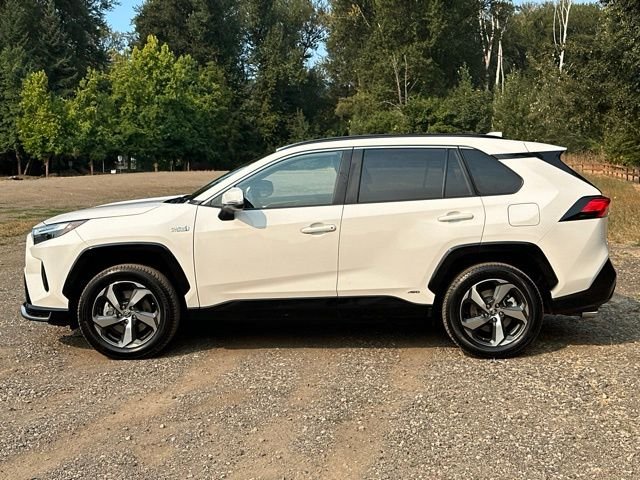 Used 2023 Ice Toyota SE image 6
