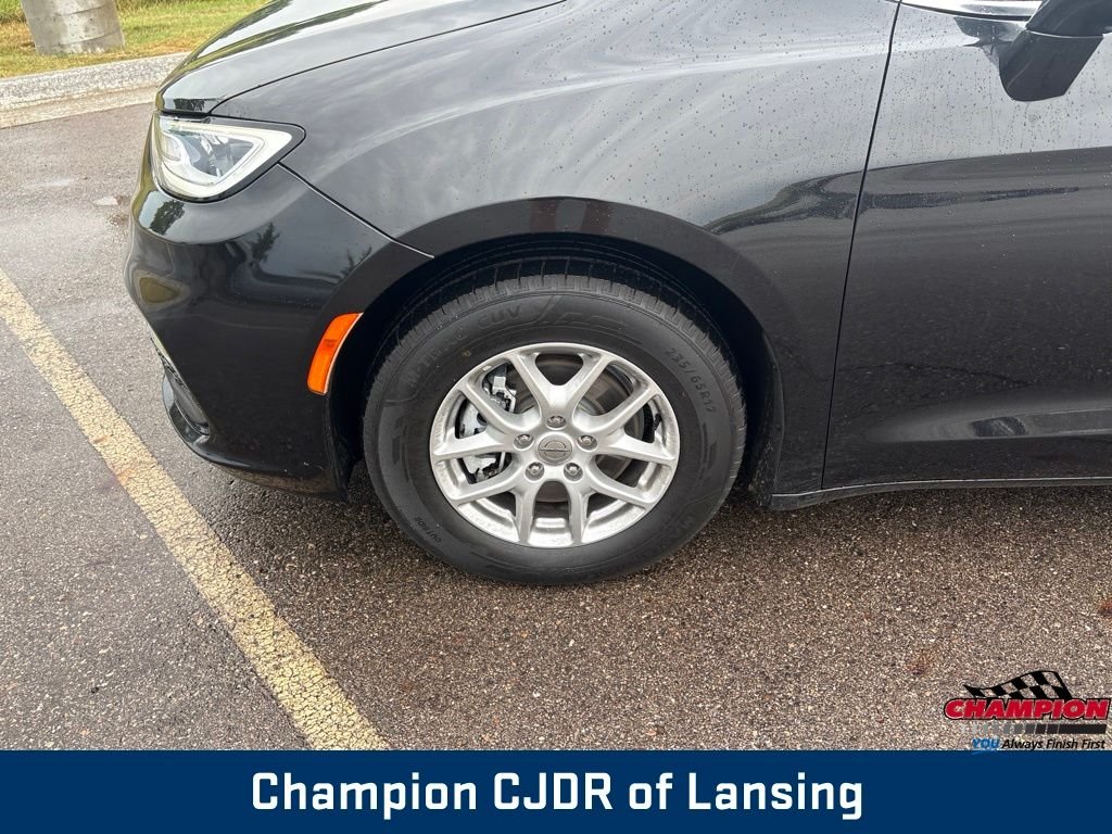 Used 2022 Black Chrysler Touring L image 33