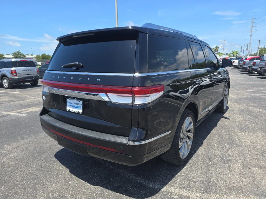 Used 2022 Black Lincoln Reserve image 4