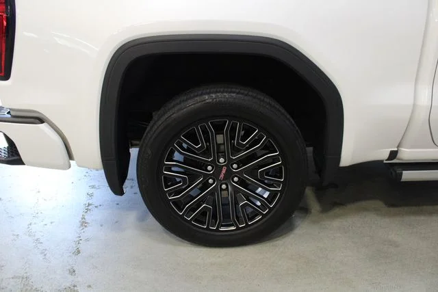 Used 2024 White GMC Denali image 27