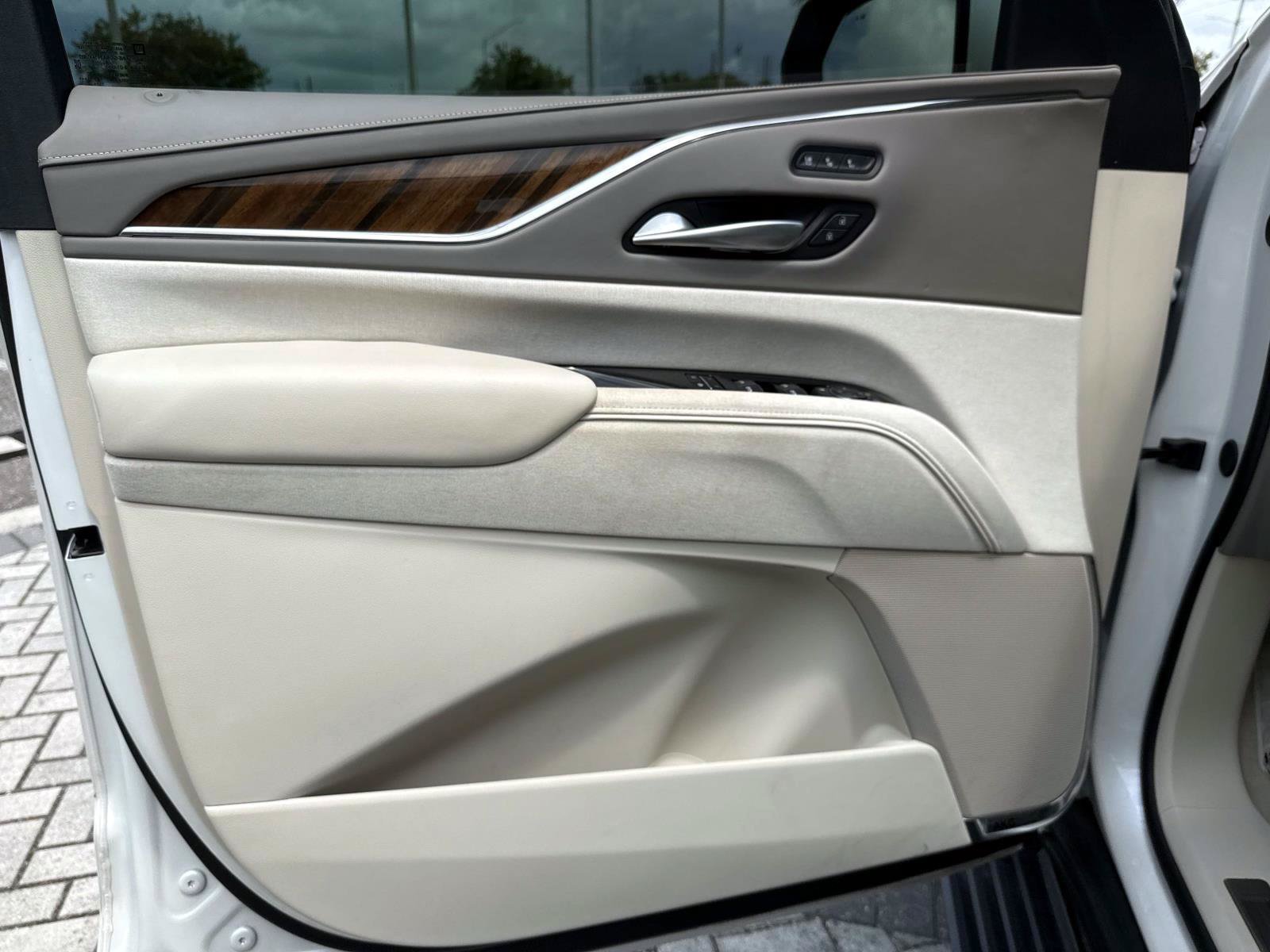 Used 2024 Crystal White Tricoat CADILLAC Sport Platinum image 17