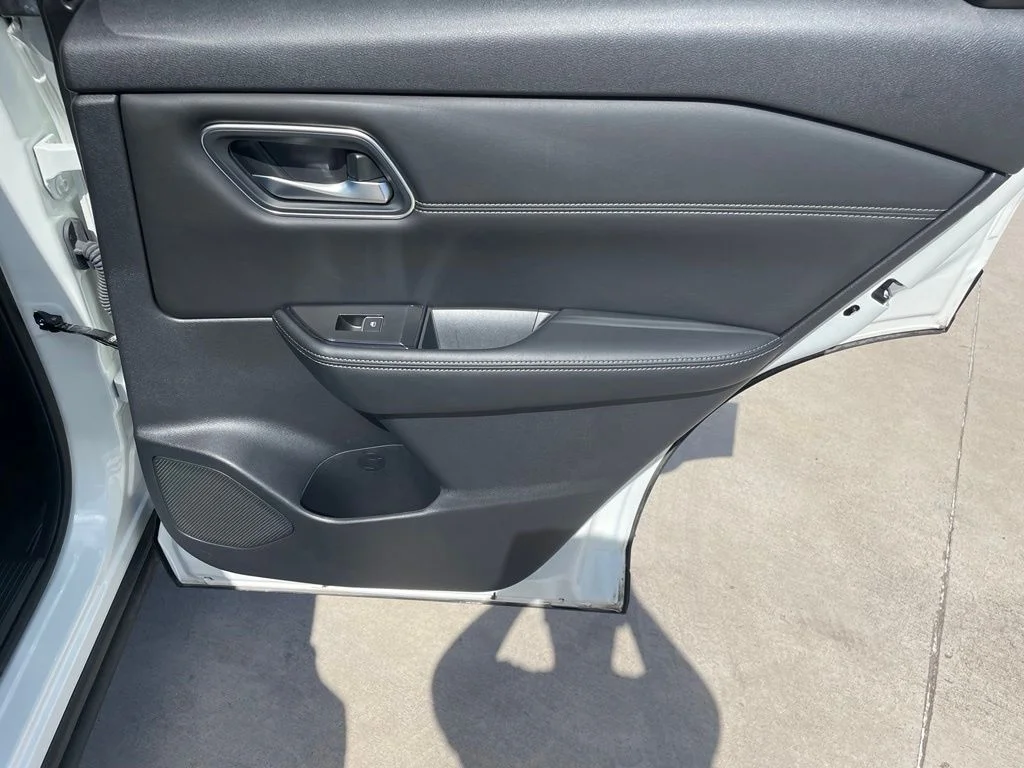 Used 2024 White Nissan Platinum image 23