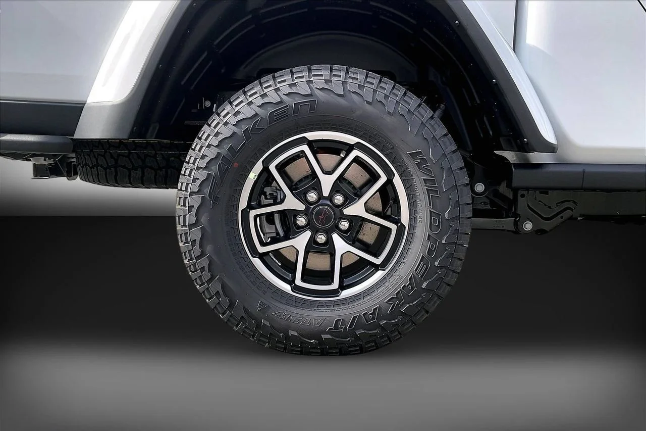 New 2026 Bright White Clear-Coat Exterior Paint Jeep Rubicon image 32