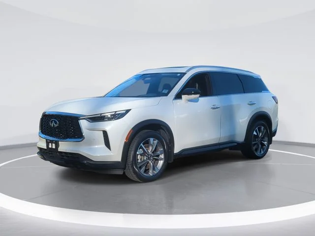 Used 2023 White INFINITI LUXE image 1