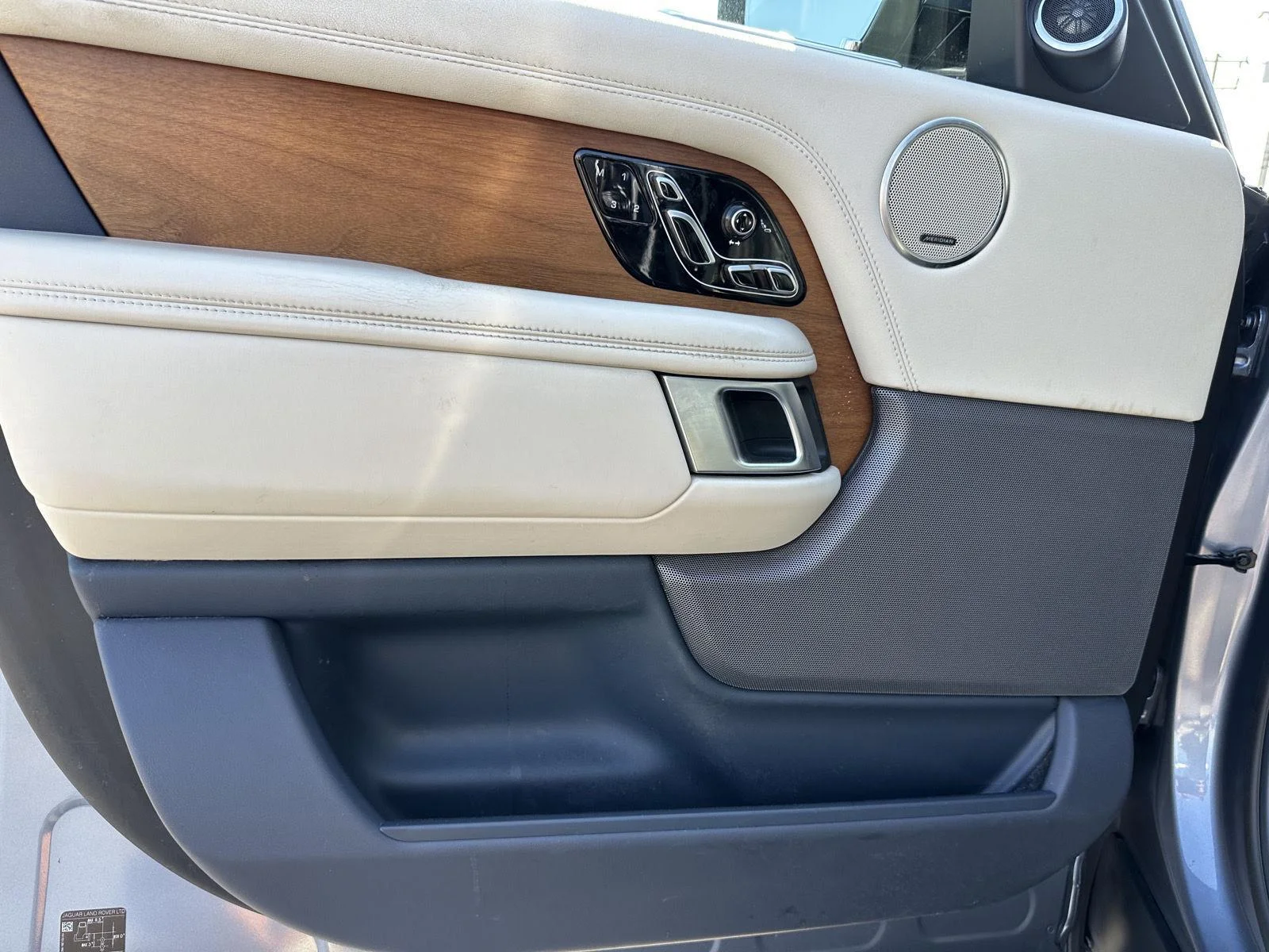 Used 2019 Byron Blue Metallic Land Rover HSE image 10