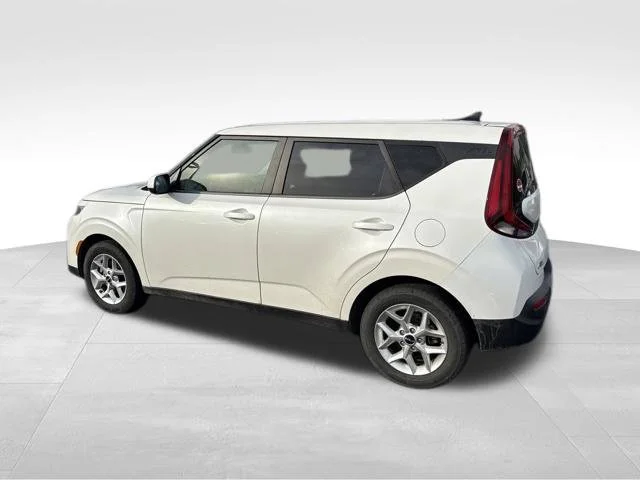 Used 2022 White Kia LX image 9