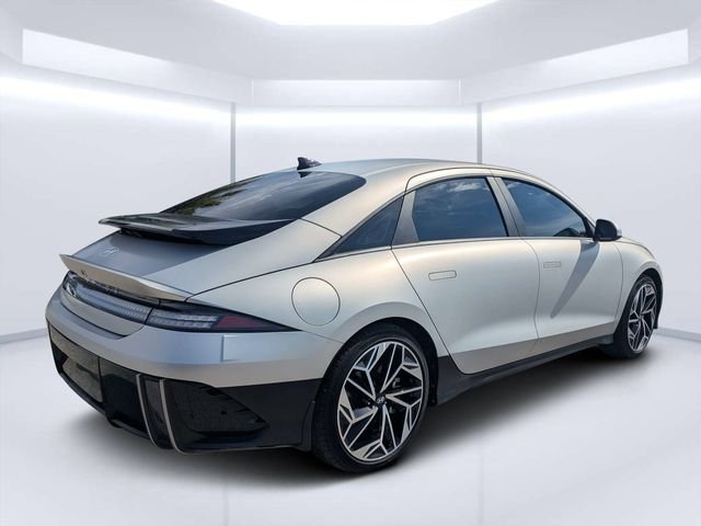Used 2023 Gold Hyundai SEL image 3