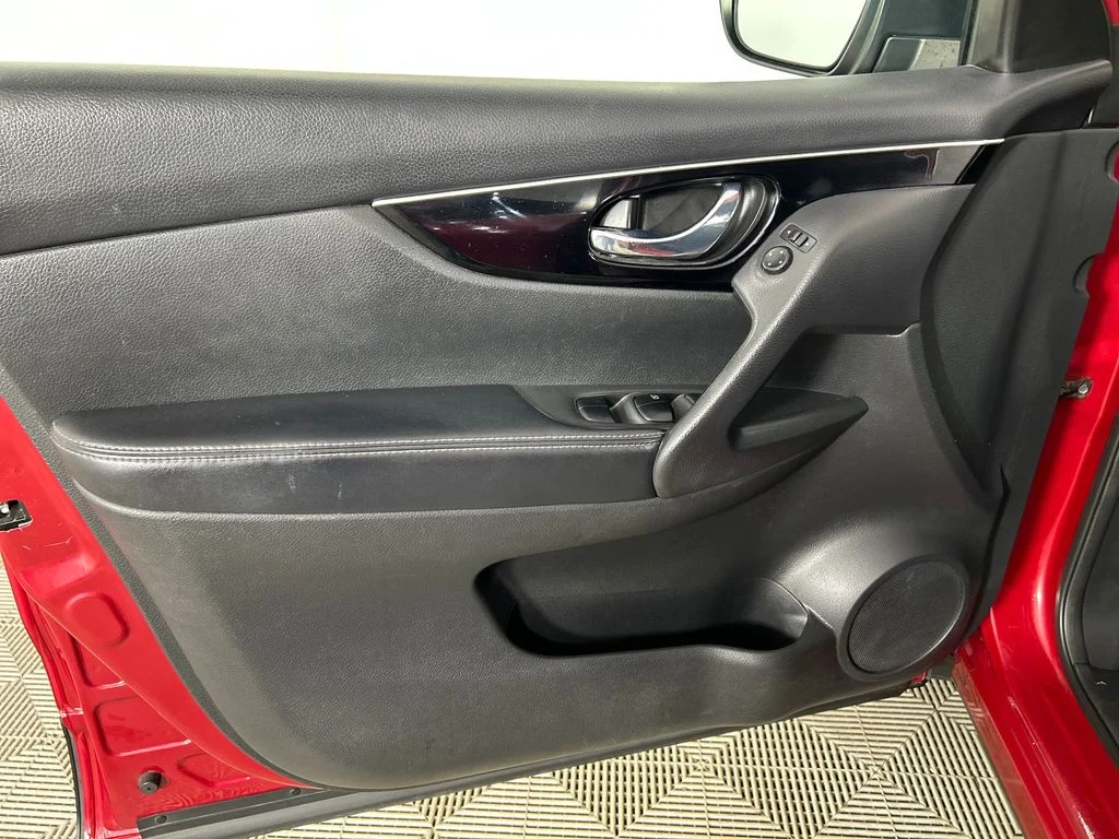 Used 2018 Red Nissan SL image 11
