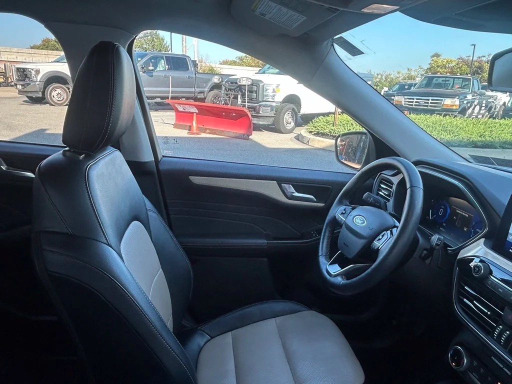 Used 2022 White Metallic Ford Titanium image 33