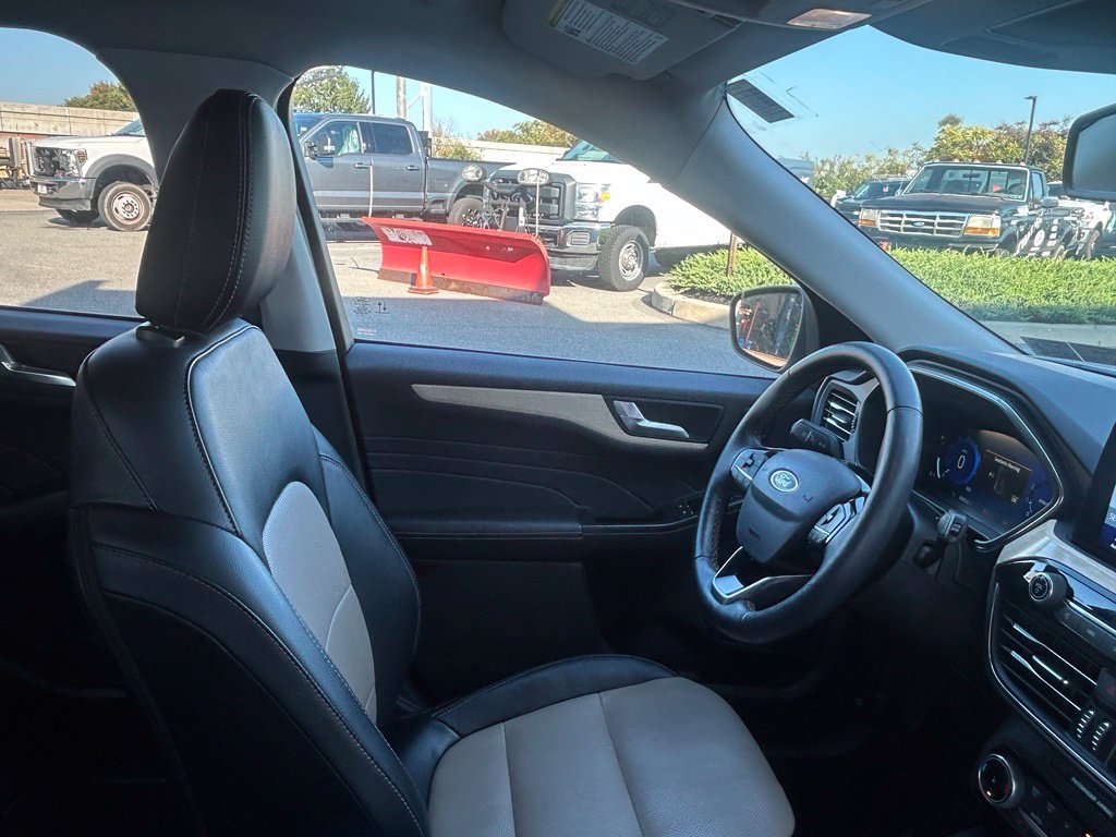 Used 2022 White Metallic Ford Titanium image 33