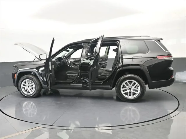 New 2026 Diamond Black Crystal Pearl-Coat Exterior Paint Jeep Laredo image 70