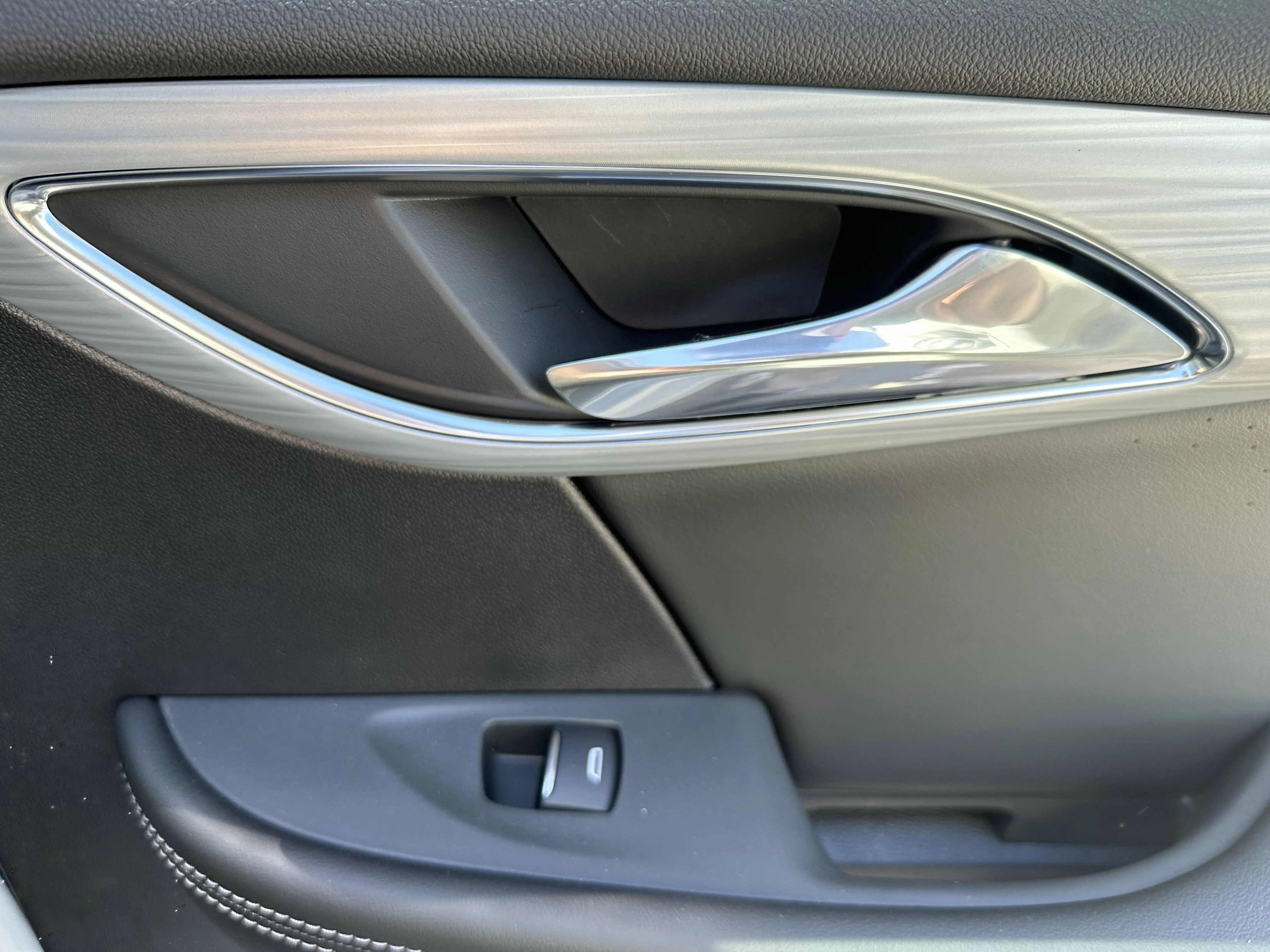 New 2026 Iridescent White Tricoat Buick Avenir image 21