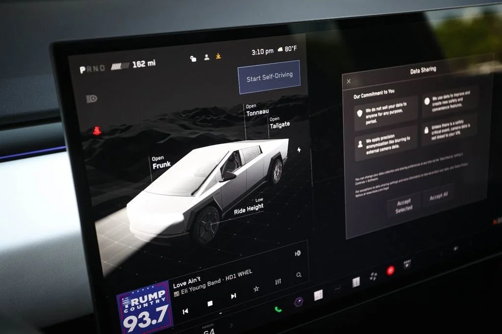 2024 Tesla Cybertruck Base - Photo 26