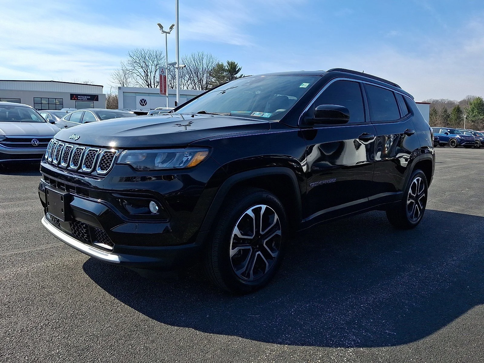Used 2023 Diamond Black Crystal Pearlcoat Jeep Limited image 3