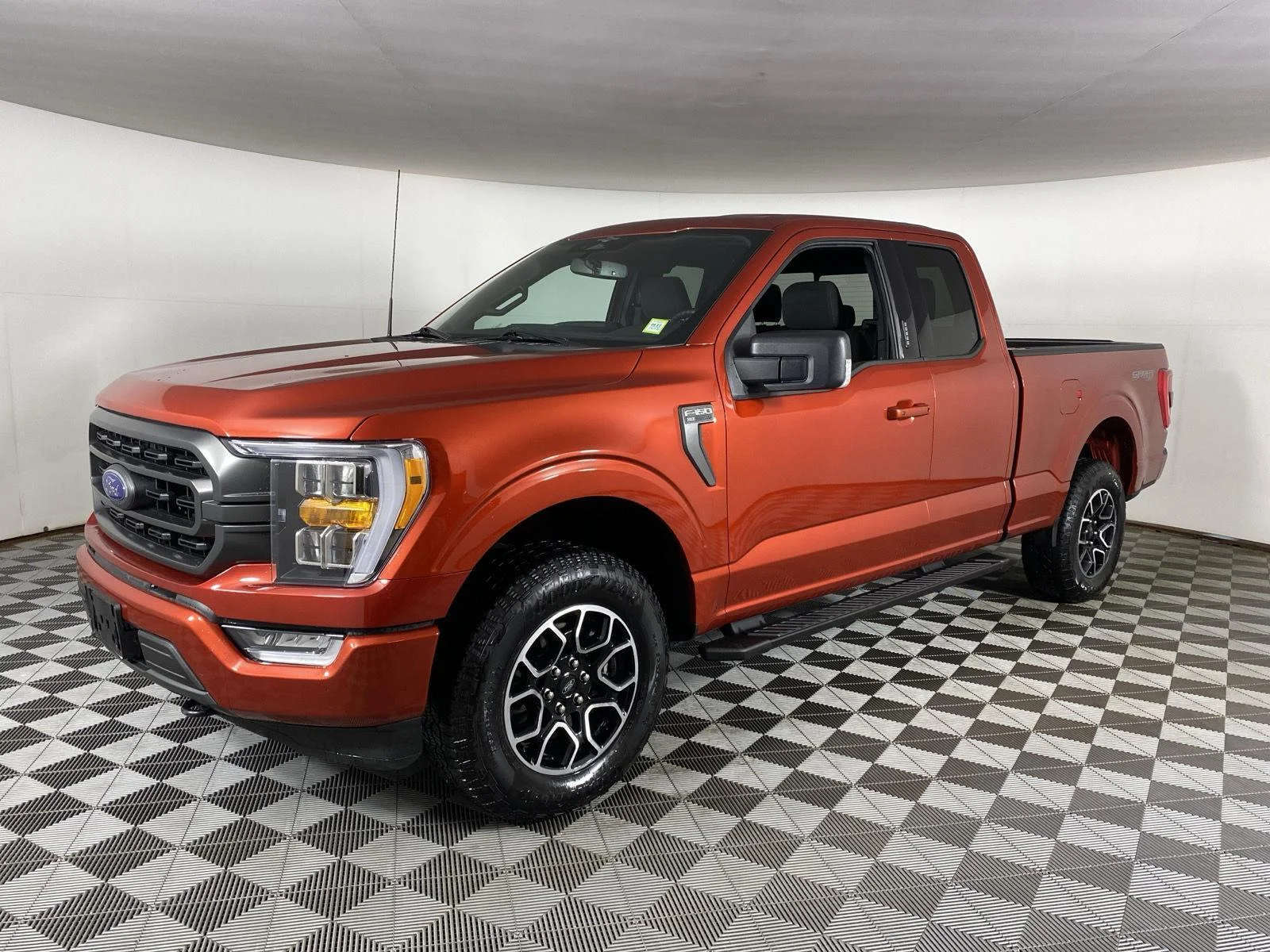 Used 2023 Hot Pepper Red Tinted Clearcoat Ford XLT image 10