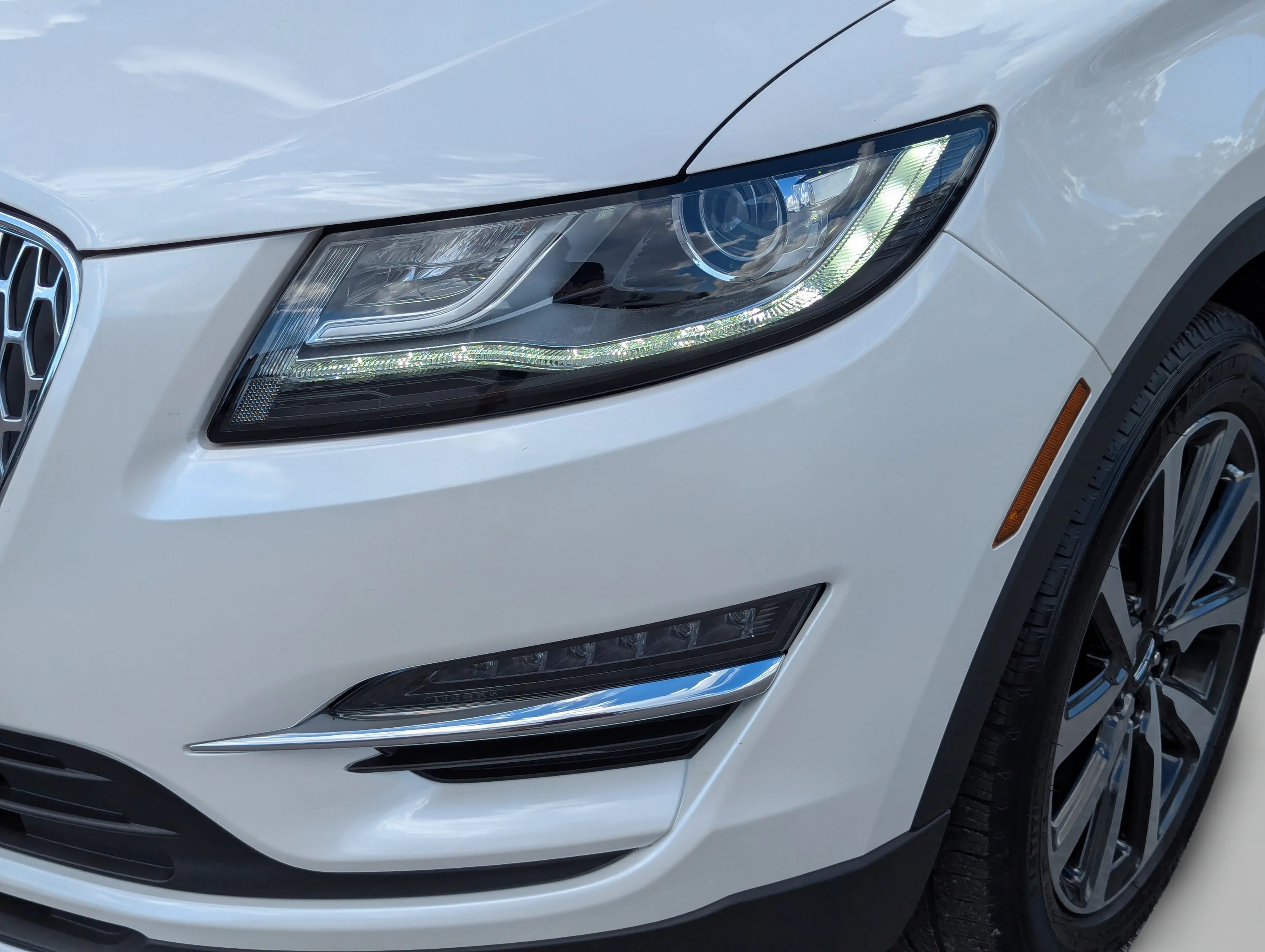 Used 2019 White Platinum Clearcoat Metallic Lincoln Reserve image 17