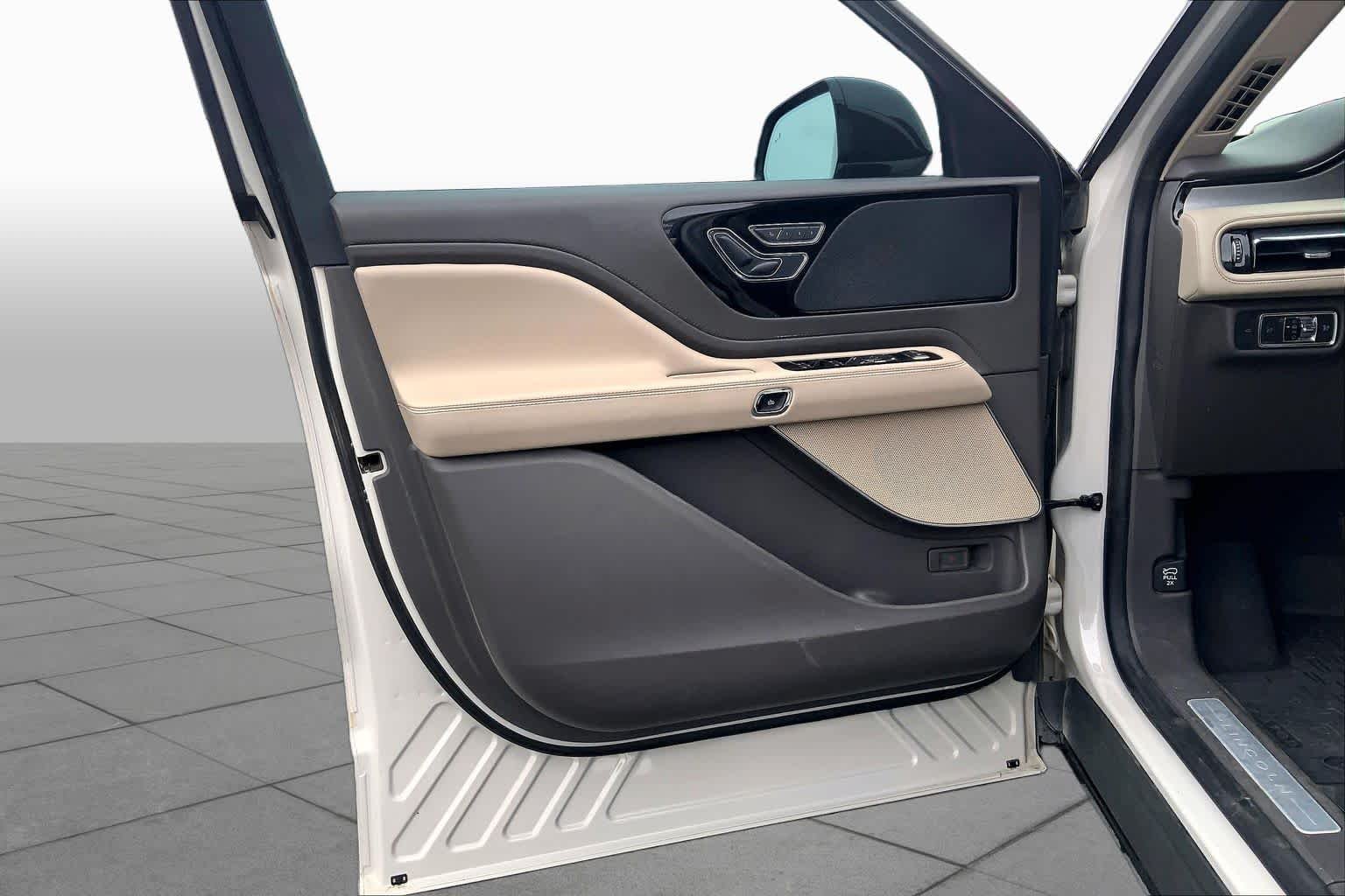 Used 2021 Ceramic Pearl Lincoln Standard image 22