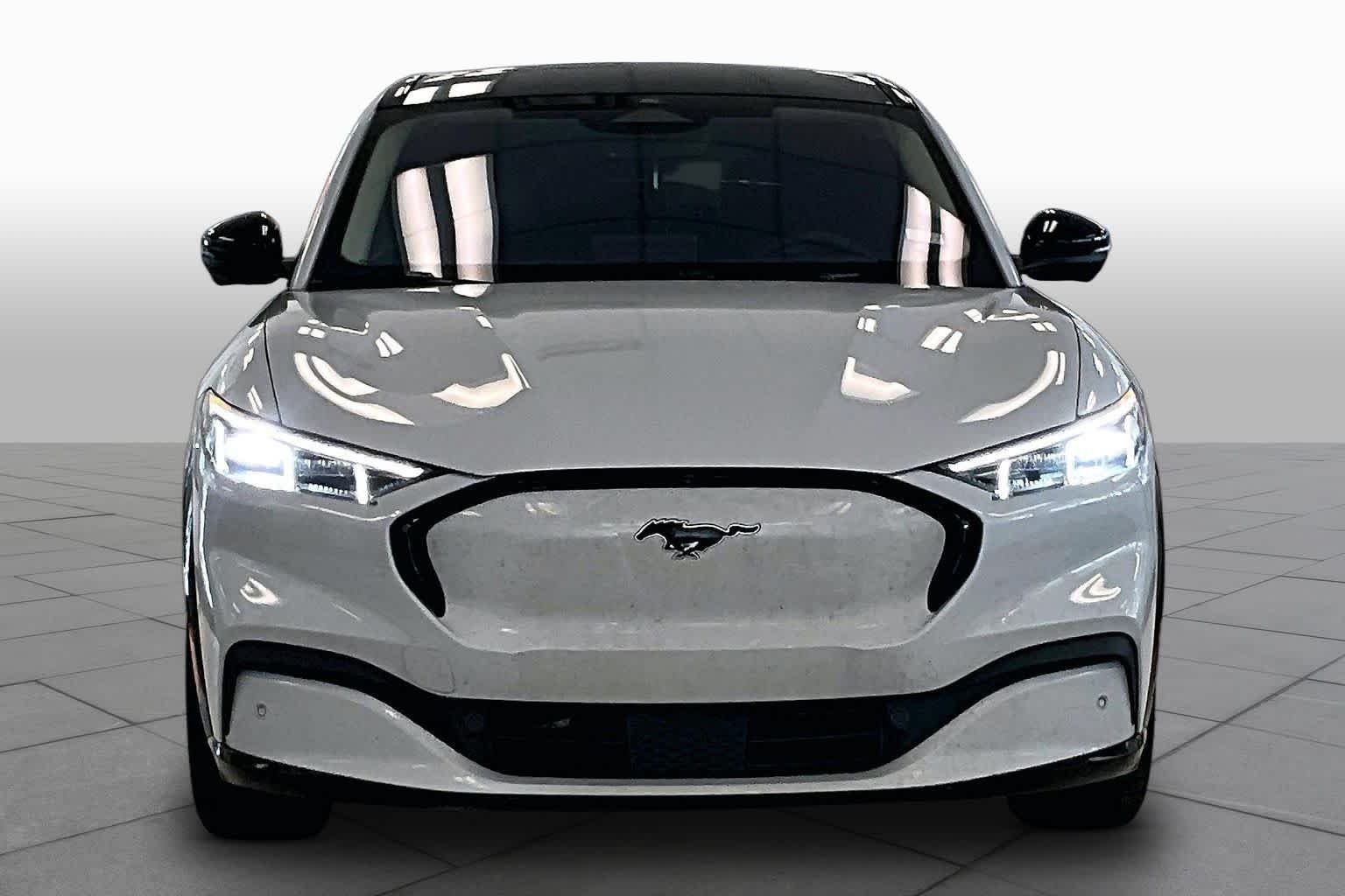 Used 2023 Space White Metallic Ford Premium image 3