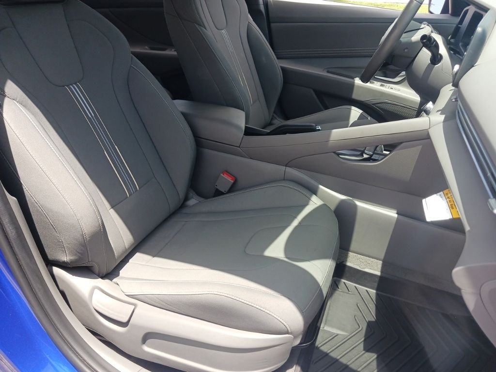 Used 2025 Blue Hyundai SEL Sport image 16