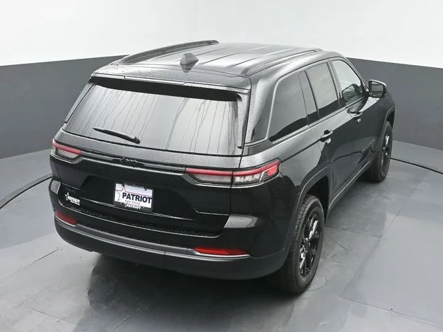 New 2026 Diamond Black Crystal Pearl-Coat Exterior Paint Jeep Altitude image 33