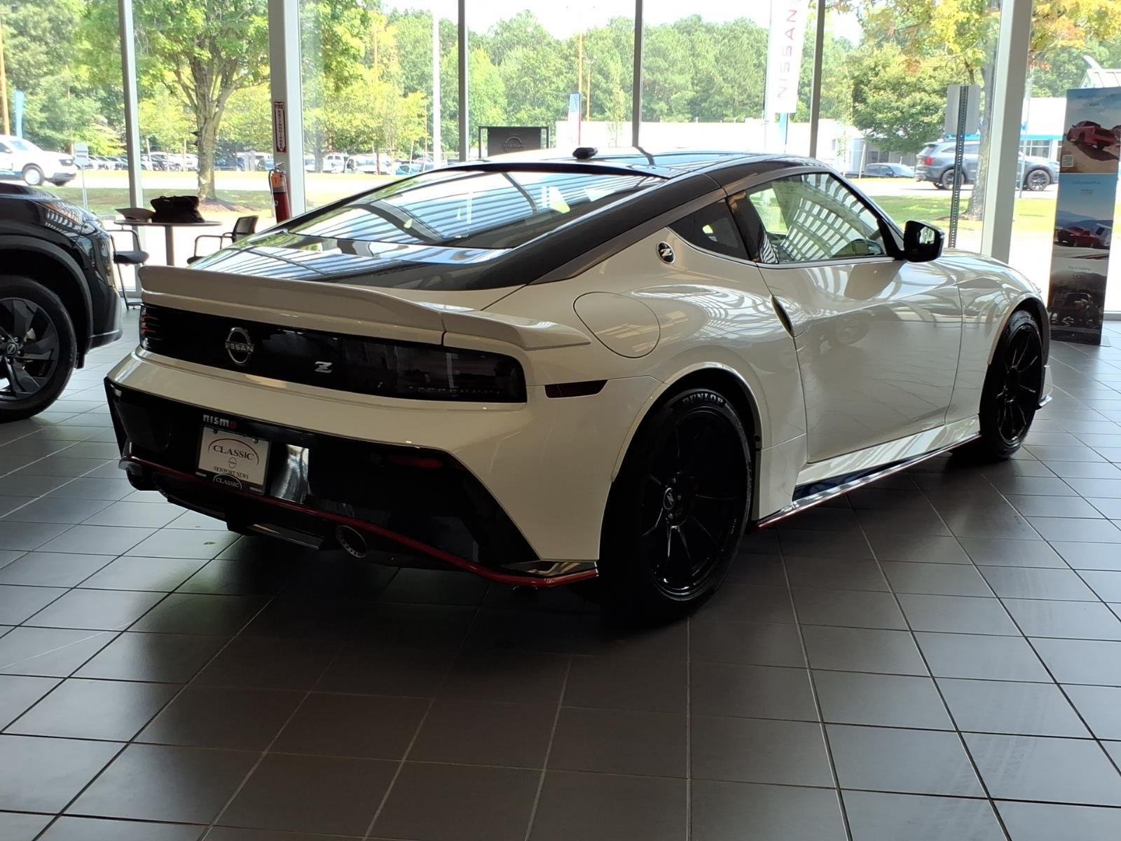 New 2027 Pearl White TriCoat / Super Black Two-tone Nissan NISMO® image 8
