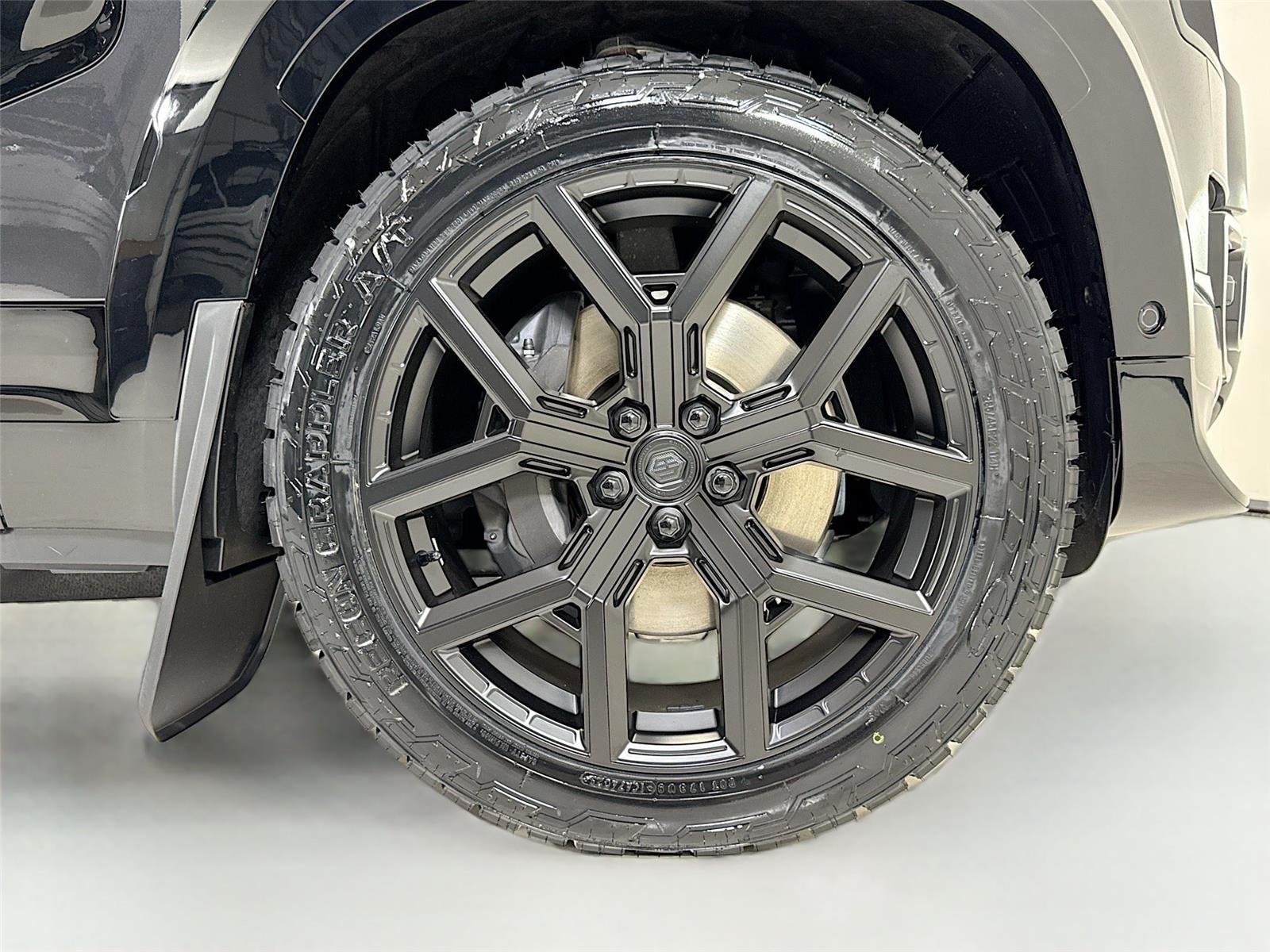 Used 2026 Carpathian Grey Premium Metallic Land Rover X-Dynamic SE | Urban Widetrack Build image 39