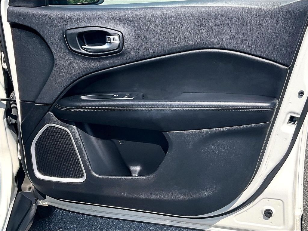 Used 2019 White Jeep Latitude image 12