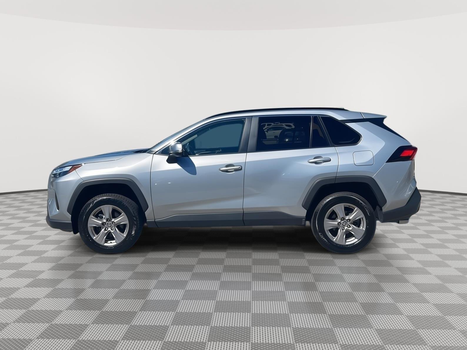 2025 Toyota RAV4 XLE - Photo 8