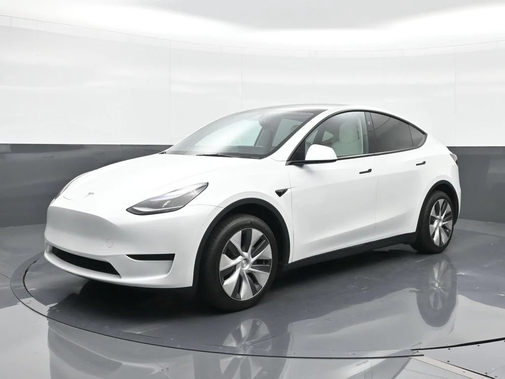 Used 2024  Tesla Standard Range image 1