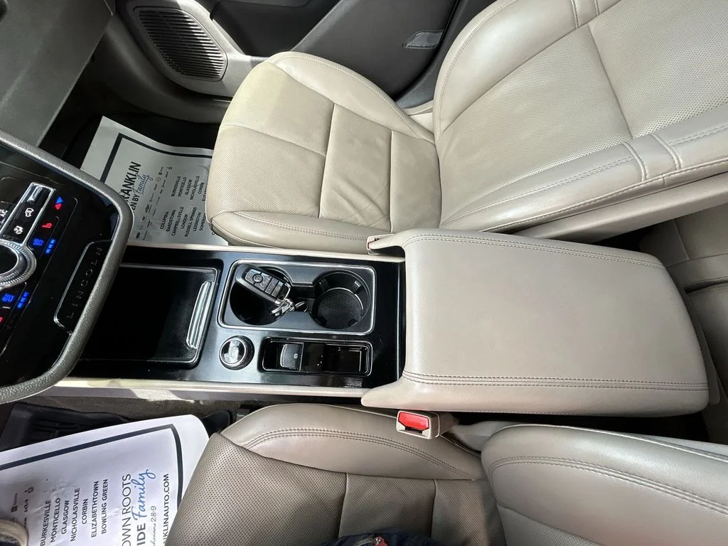 Used 2022 White Lincoln Reserve image 27