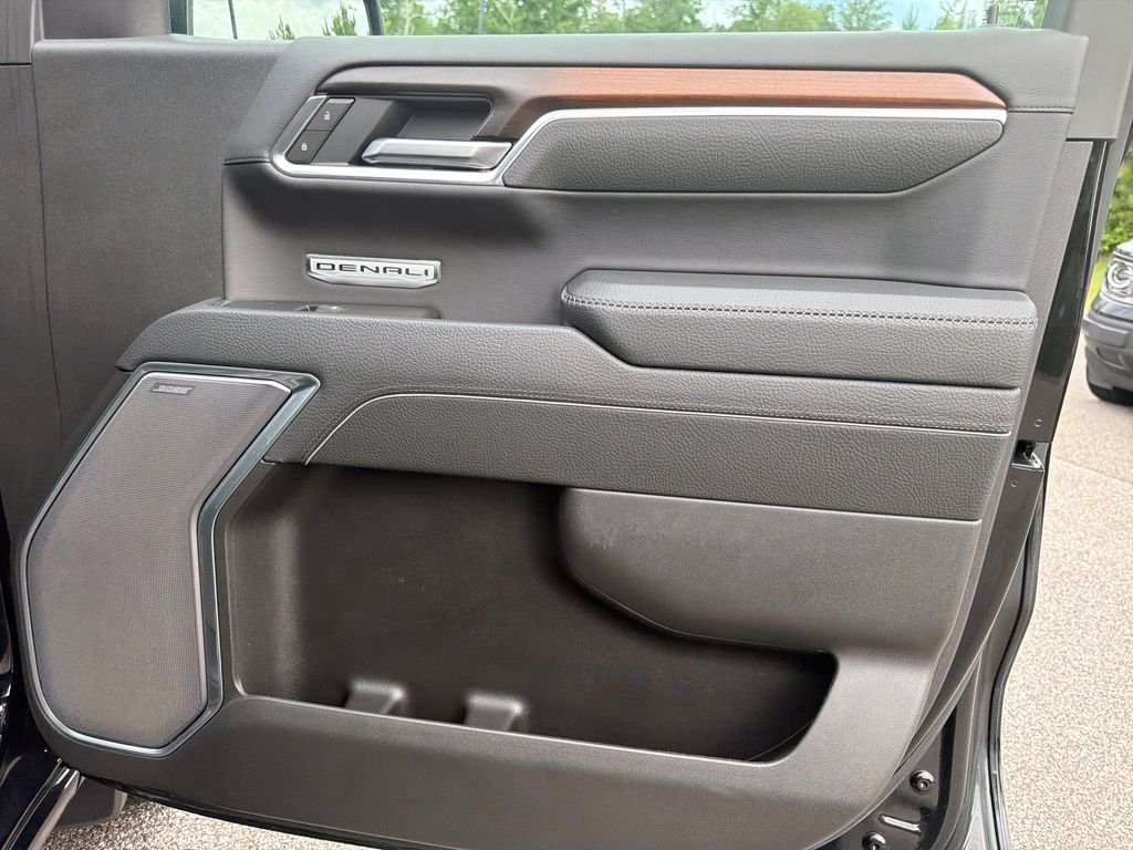 Used 2025 Onyx Black GMC Denali image 40