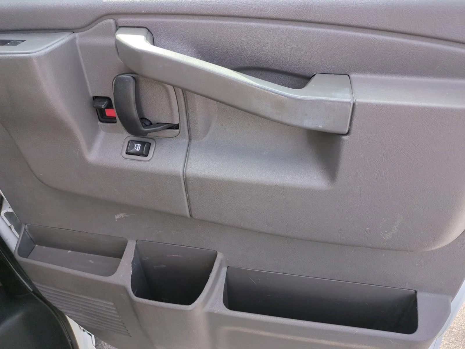 2019 Chevrolet Express Passenger LT - Photo 17