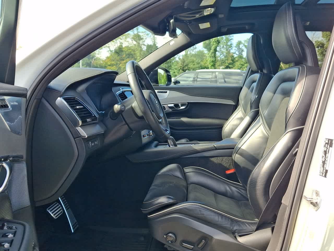 Used 2022 White Volvo R-Design image 17