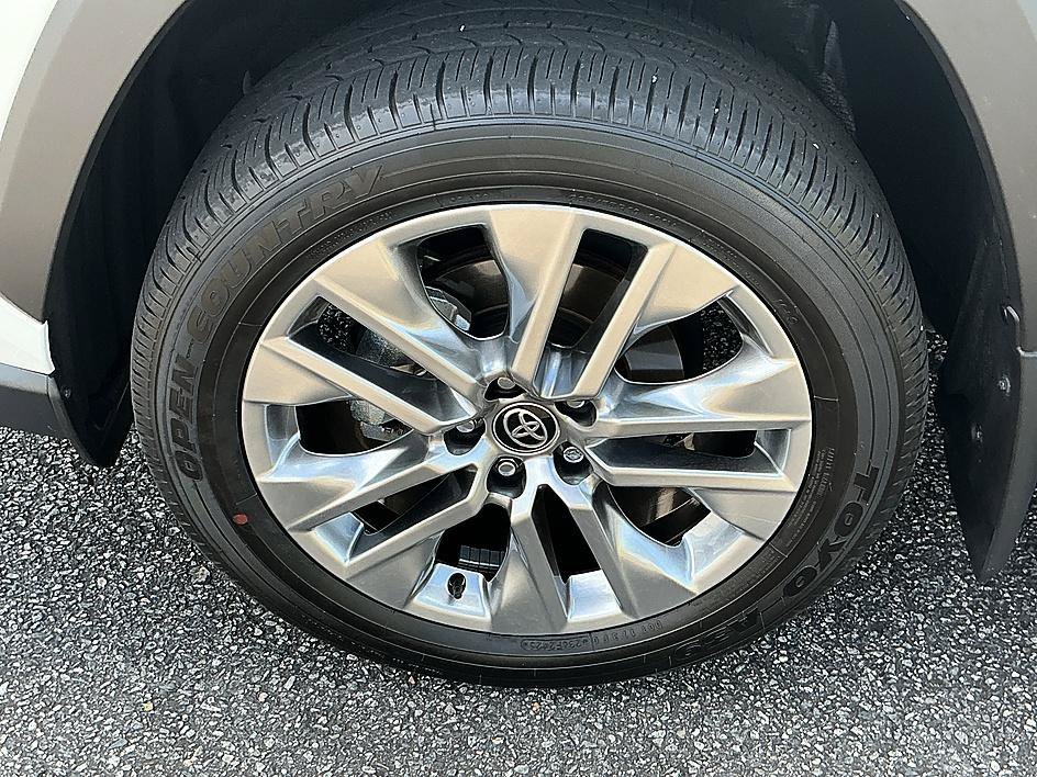 Used 2025 Pearl Toyota XLE Premium image 10