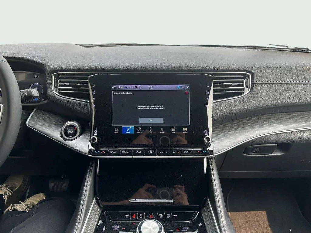 2023 Jeep Wagoneer L Series III - Photo 14